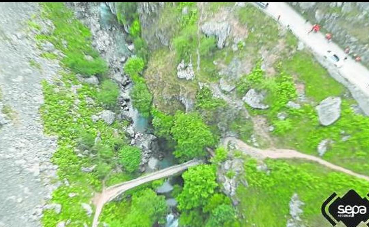 El cuerpo de la mujer (remarcado por un círculo), en el cauce del río, donde cayó, junto al puente de La Jaya. / SEPA