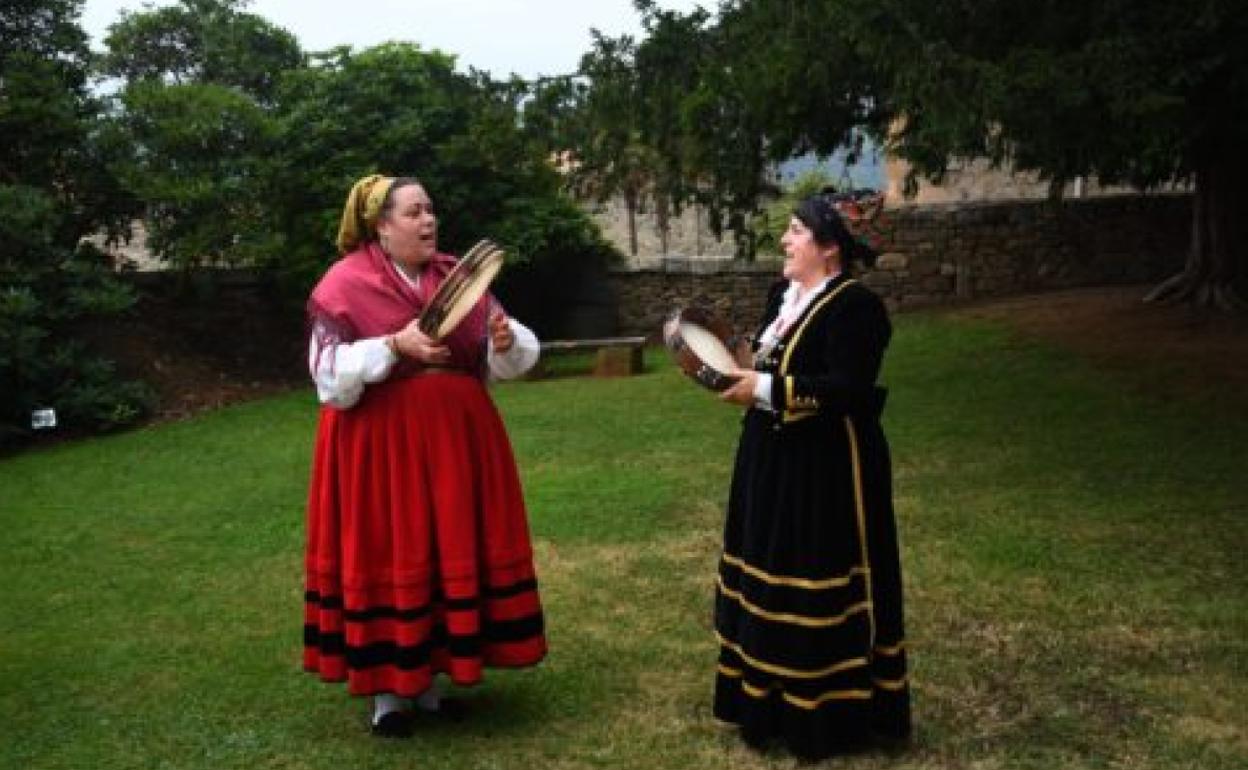 Las pandereteras Rocío Fernández y Vanesa Fernández, integrantes de la agrupación 'La Zamina', participaron en la primera edición.