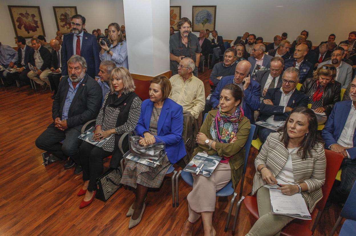 Imagen de una reunión de alcaldes durante una asamblea de la Federación Cántabra de Municipios en octubre de 2019. 