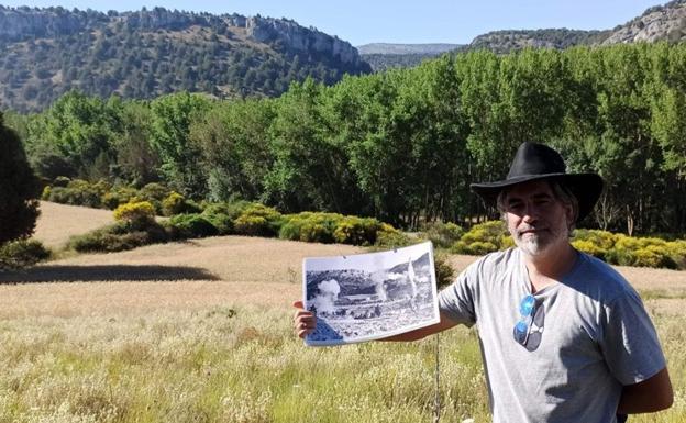 El guía muestra una foto del rodaje en el lugar donde se desarrolló.