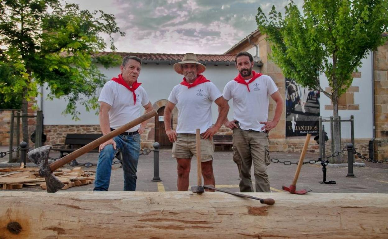 Antonio Terán, Alberto Villegas y Joaquín Fernández preparando la Maya para izarla el próximo domingo.