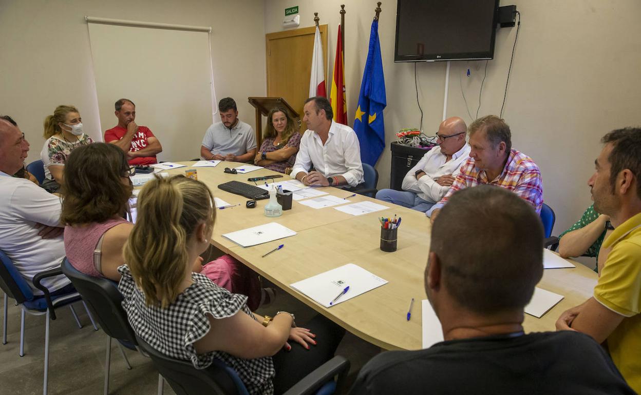 Reunión con el consejero para la firma de los contratos 