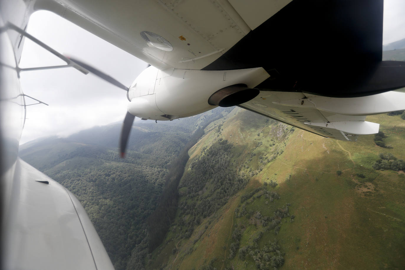 Un periodista y un fotógrafo de El Diario Montañés acompañaron a la expedición aérea.