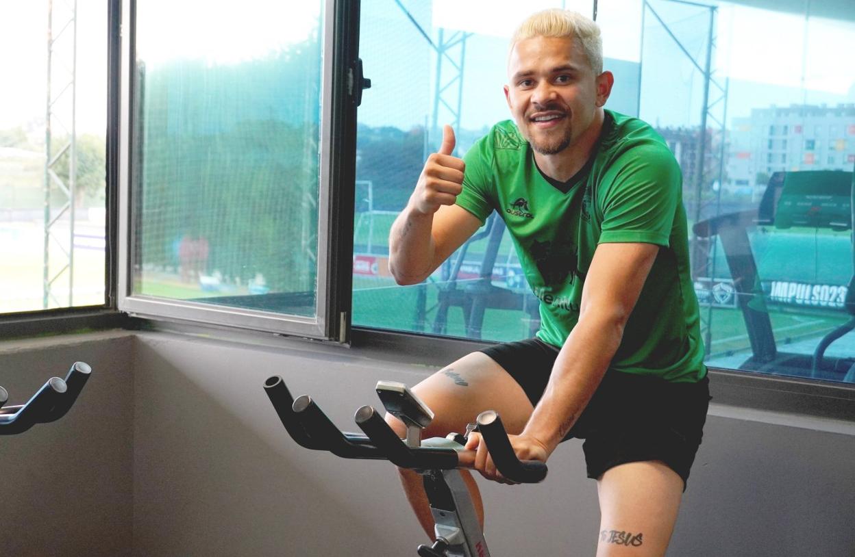 Matheus Aiás, ayer mientras se ejercitaba en la bicicleta estática en el gimnasio de las instalaciones Nando Yosu de La Albericia.