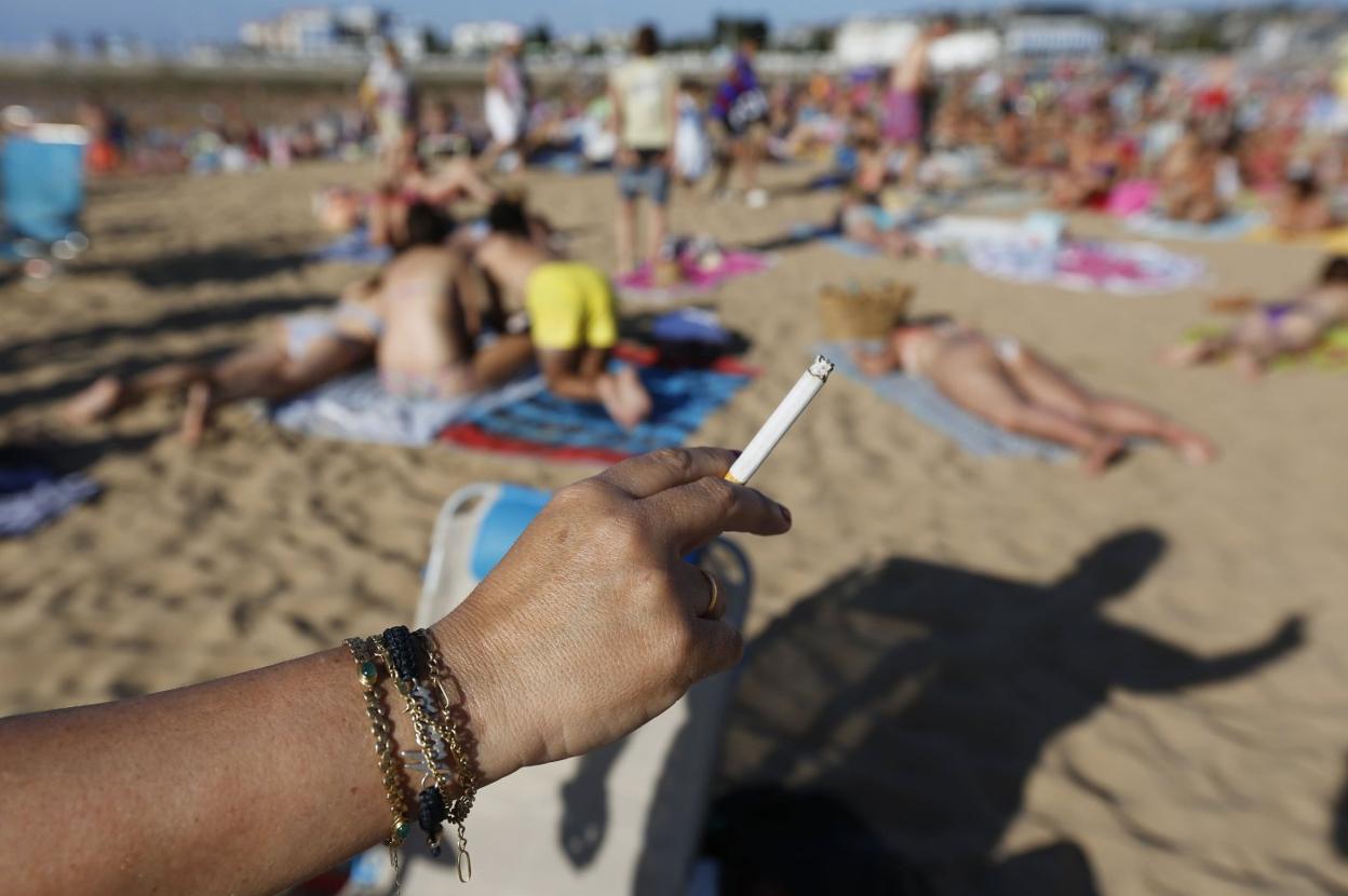 La prohibición de fumar en las playas cántabras ha estado vigente desde el 15 de agosto hasta ayer.