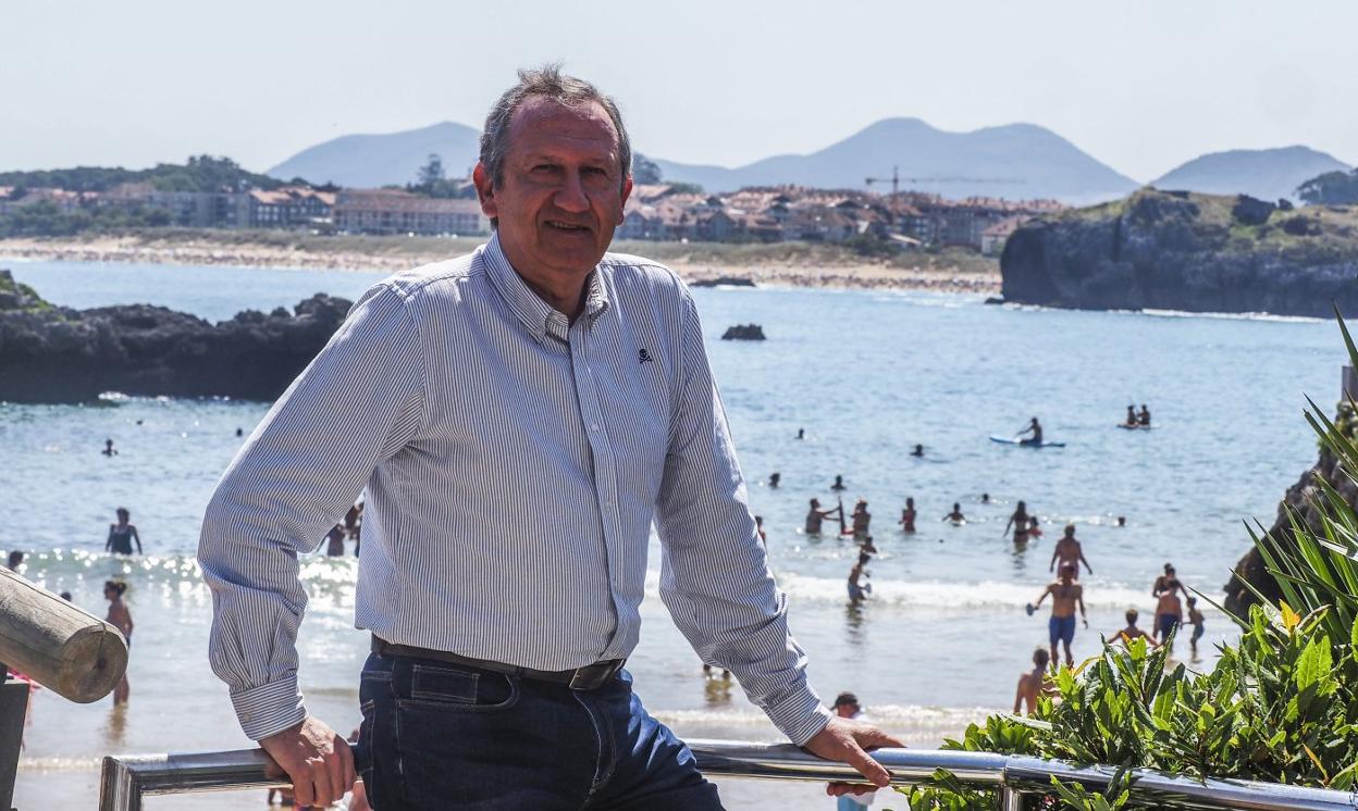 Carlos Cruzado, presidente de Gestha, ayer en la localidad cántabra de Isla, donde pasa parte del verano con su familia.