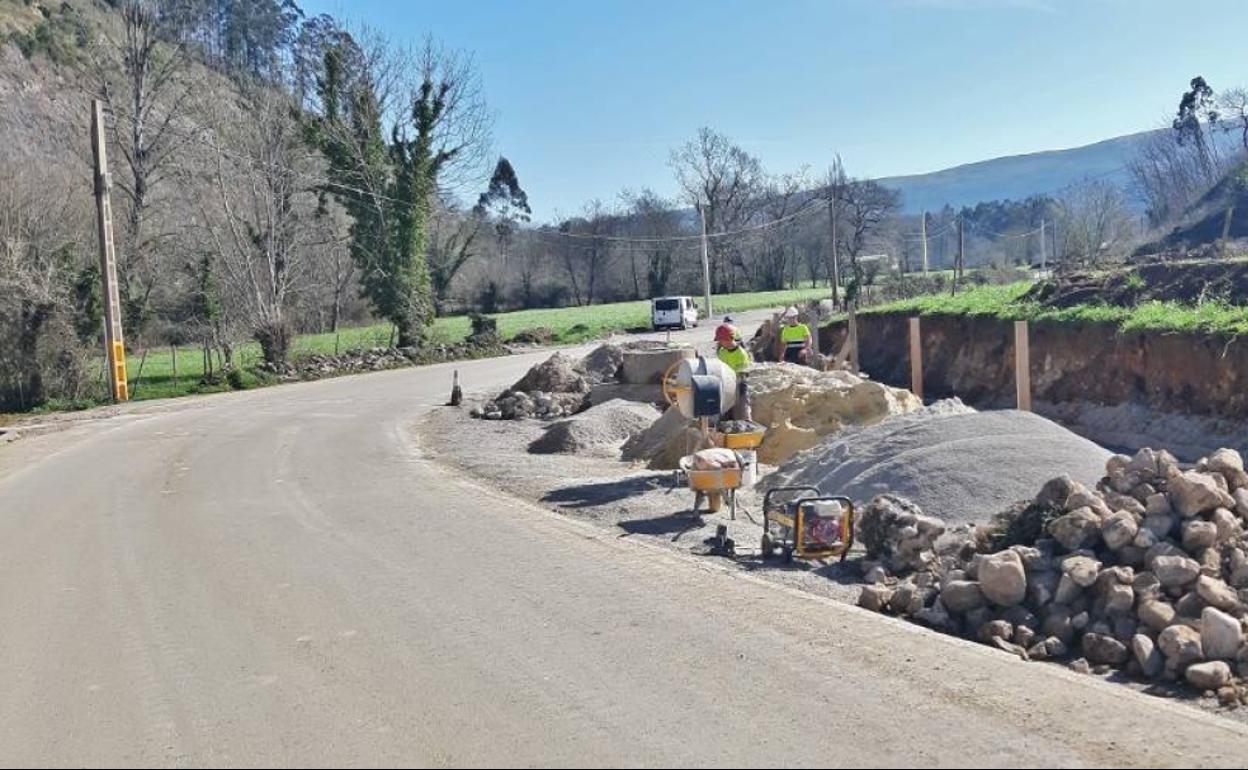 Obras de mejora de la carretera de acceso a San Felices por el norte.