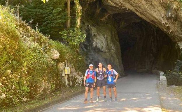 Los tres amigos aventureros a su paso por Cueves, aún en el concejo de Ribadesella. 