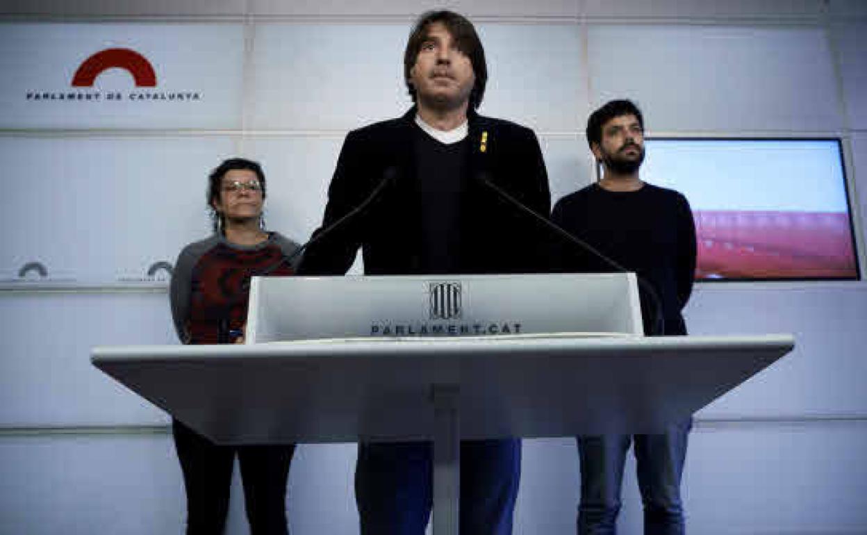 Francesc de Dalmases de Jxcat (c), Natalia Sanchez de la CUP (i), y Rubén Wagensberg de ERC (d), durante una rueda de prensa en el Parlament en 2018.