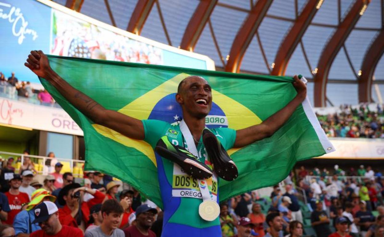 Alison dos Santos celebra el triunfo. 