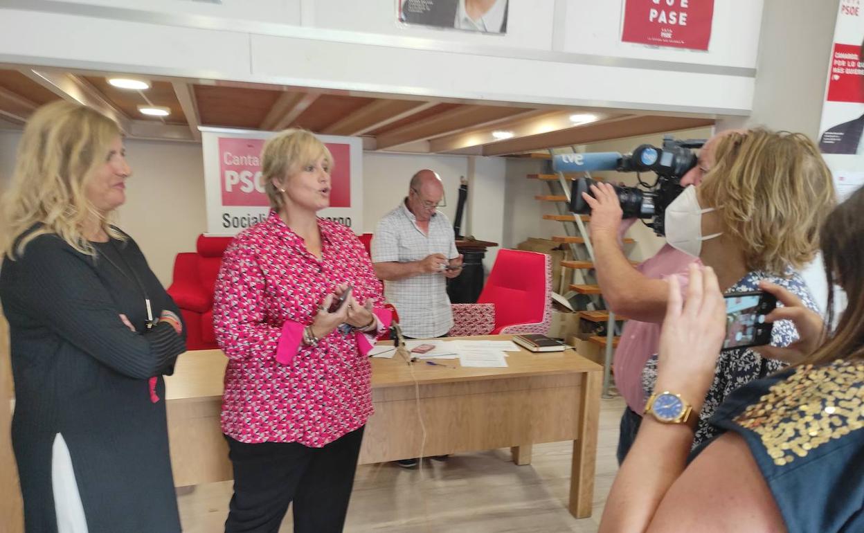 La alcaldesa de Camargo, Esther Bolado, durante su comparecencia ante los medios de comunicación para hablar del estado del pacto. 