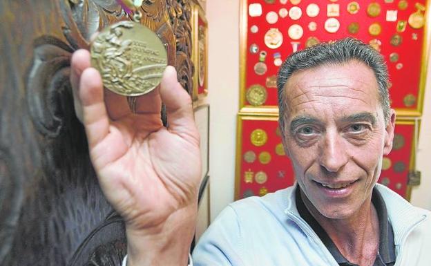 José Manuel Abascalmuestra su medallade bronce en los Juegos Olímpicos de Los Ángeles 84. 