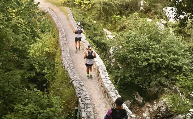Cruzando el río Cares por el puente la jaya, camino de Bulnes. 