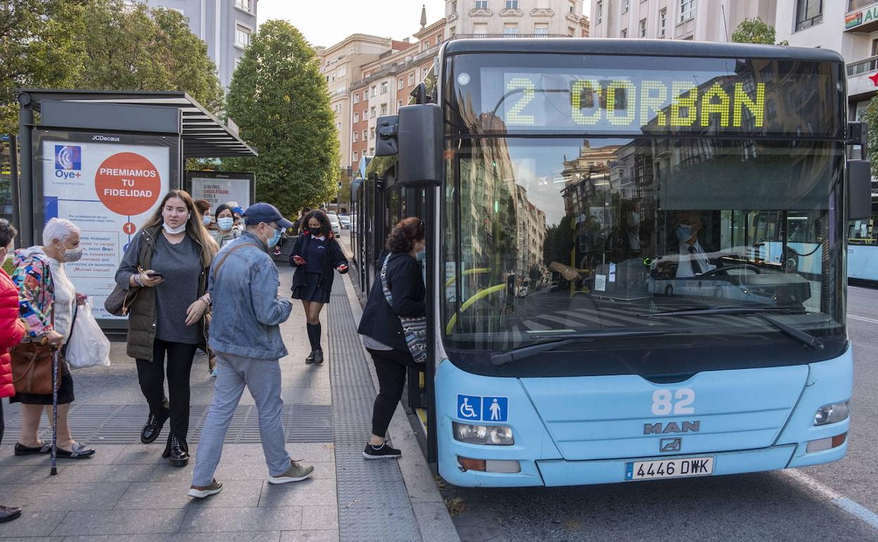 Un autobús en el centro de Santander. 