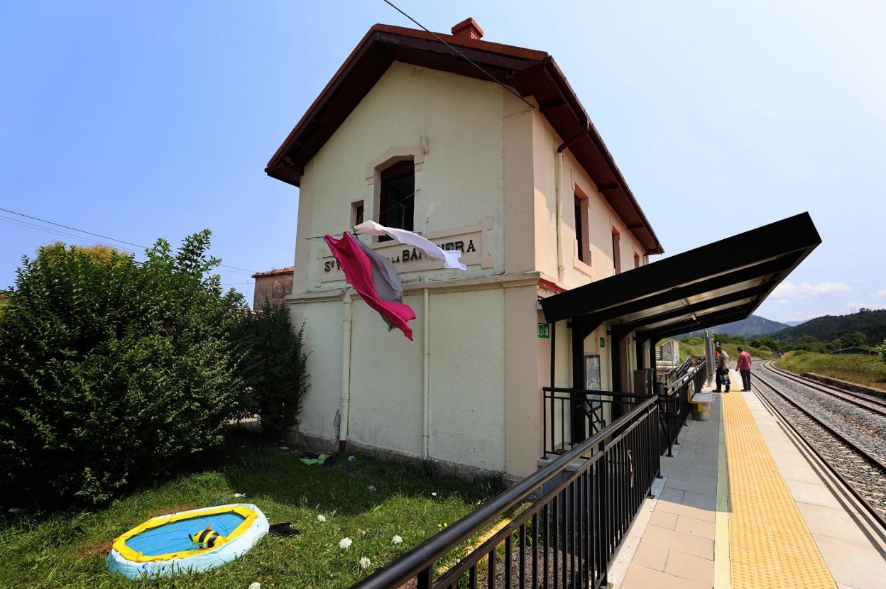 Imagen de la estación de tren de San Vicente de la Barquera, ubicada en La Acebosa.