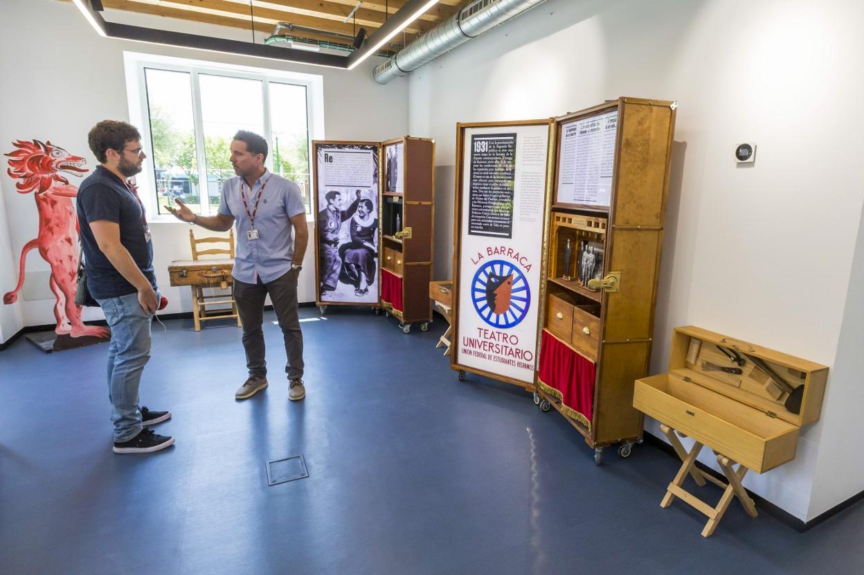 La exposición, con paneles y maletas que guardan objetos relacionados con la actividad de La Barraca, permanecerá hasta septiembre.