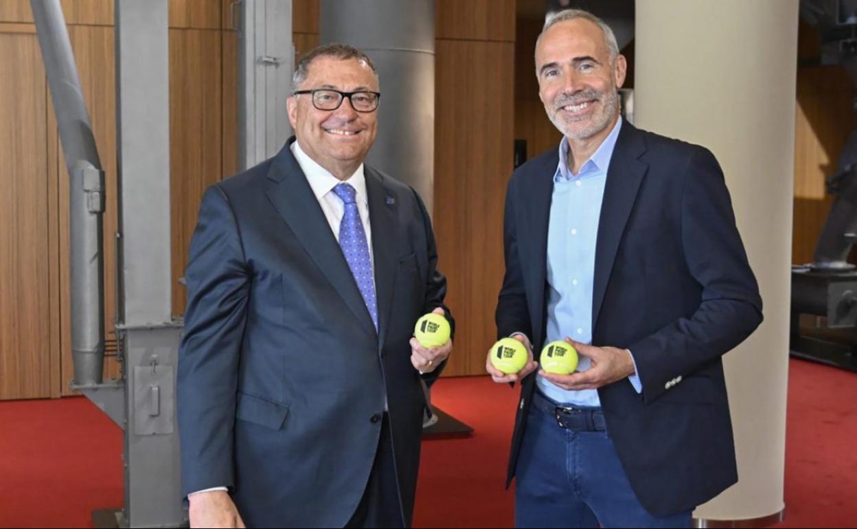 Álex Corretja (d) y el presidente de World Padel Tour, Ramón Agenjo. 