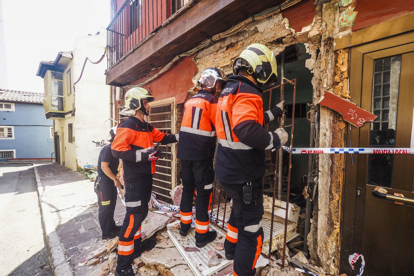 Un inmueble de la travesía San Matías que el Ayuntamiento de Santander desalojó hace apenas tres meses, el 9 de mayo, por el mal estado de uno de los muros se ha derrumbado este jueves. Hasta el lugar han acudido los Bomberos de Santander.