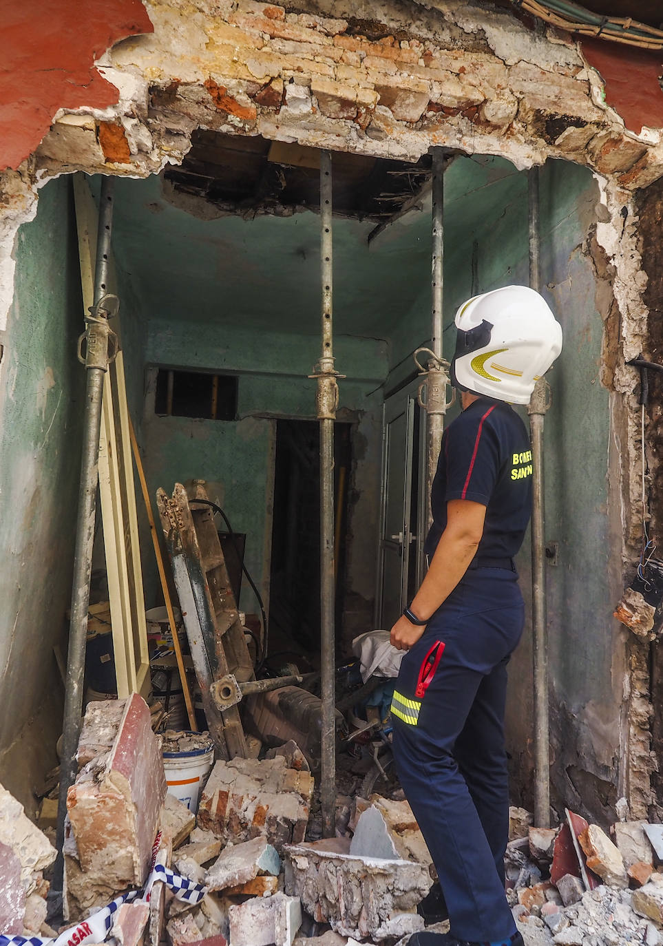 Un inmueble de la travesía San Matías que el Ayuntamiento de Santander desalojó hace apenas tres meses, el 9 de mayo, por el mal estado de uno de los muros se ha derrumbado este jueves. Hasta el lugar han acudido los Bomberos de Santander.