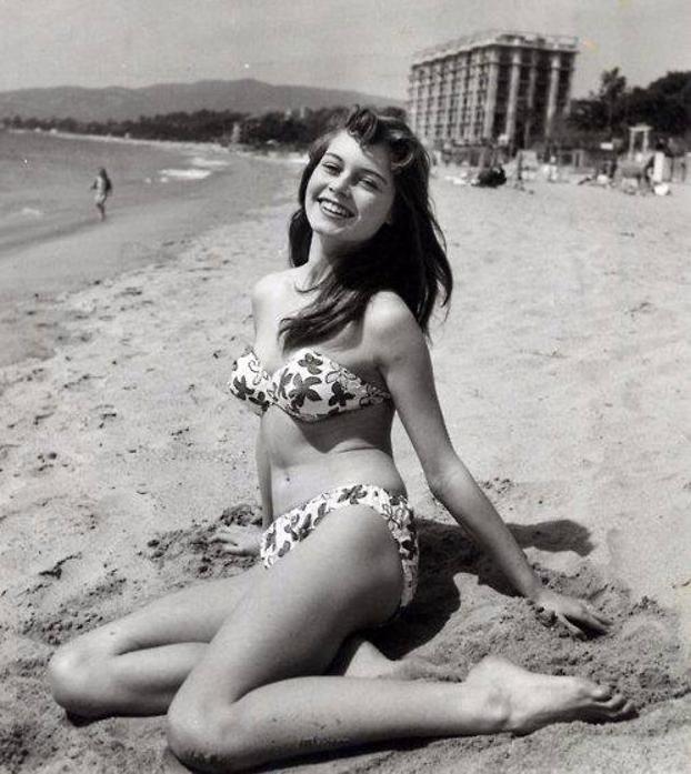 Una de las pioneras en apostar por el bikini fue la actriz Brigitte Bardot, que causó revuelo con esta prenda durante el Festival de Cannes en 1953.