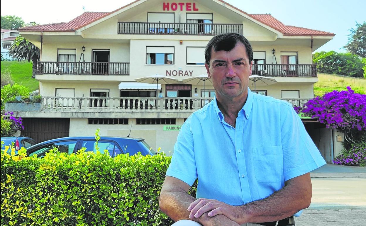 El empresario barquereño Clemente Fernández, presidente de Abengoa, ante el hotel que gestiona en San Vicente. 