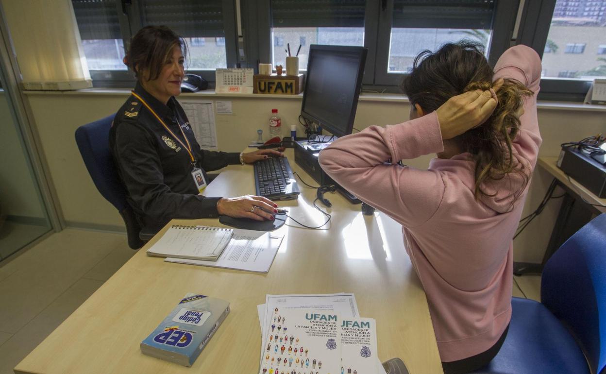 Una agente de la unidad de Familia y Mujer de la Policia Nacional, donde se gestionan las denuncias por violencia machista, atiende a una usuaria. 