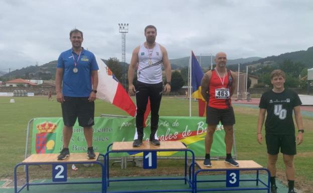 Los tres primeros lanzadores de disco en el podio.