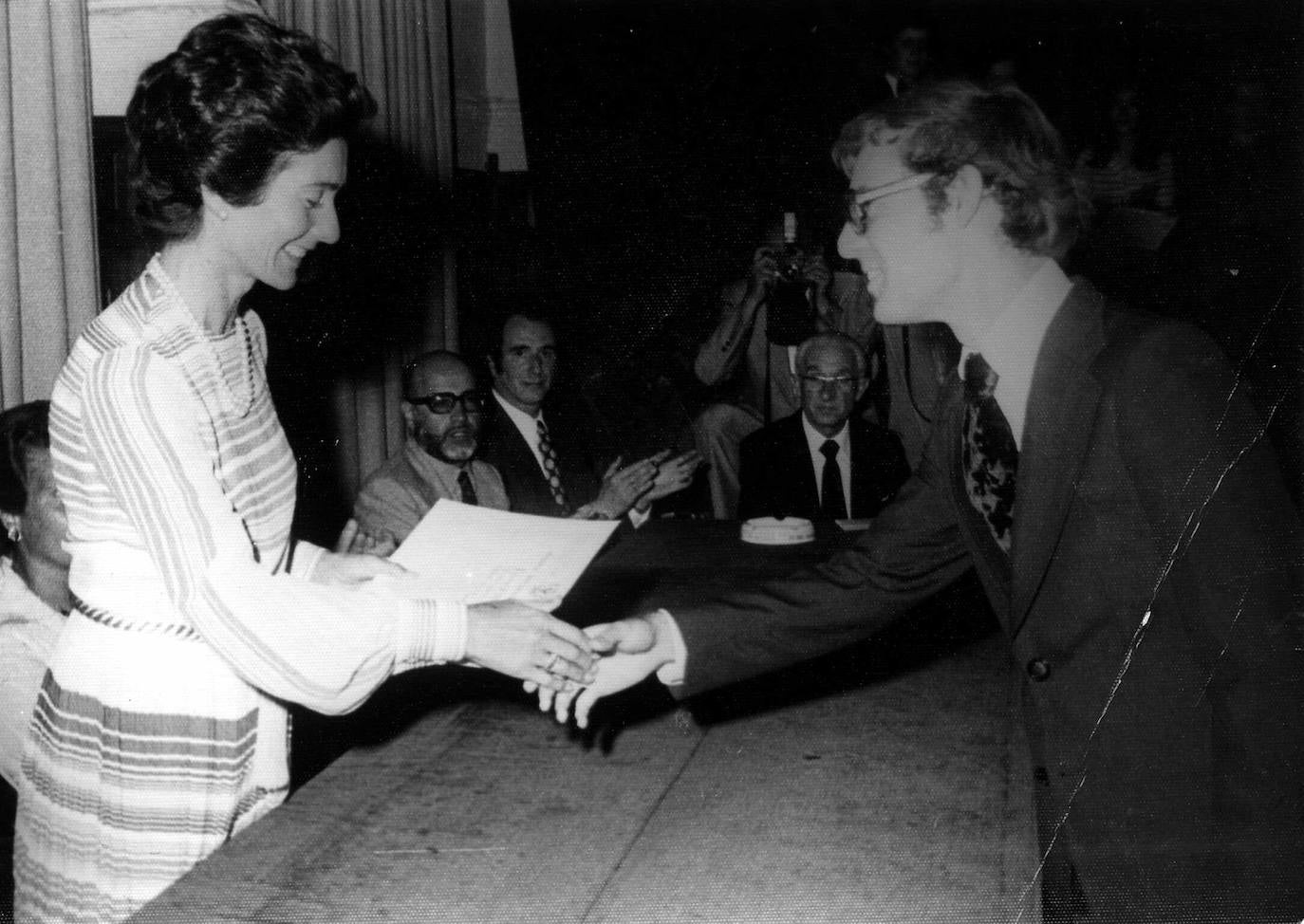 1976.Paloma O’Shea hace entrega del primer premio del III Concurso Internacional de Piano a Hüseyin Sermet. 