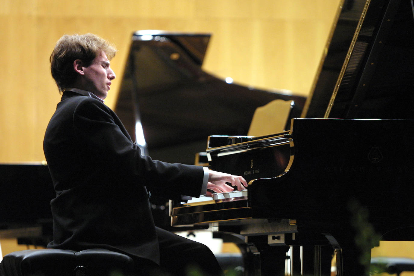 2002. Boris Giltburg durante el concierto que ofreció en la final del XIV Concurso Internacional de Piano.