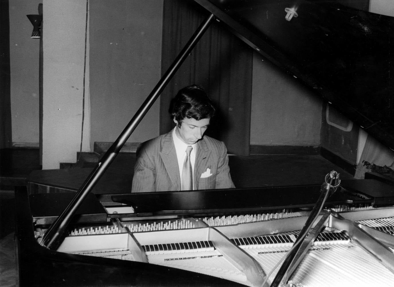 1974. Jesús González Alonso durante su intervención en la primera edición del Concurso Internacional de Piano de Santander.