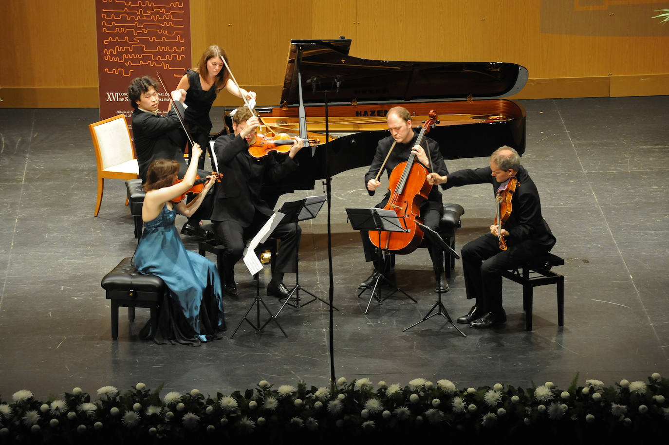 2008. Jue Wang, concursante del XVI Concurso Internacional de Piano de Santander, durante su actuación en la Segunda Fase, acompañado por el Cuarteto Casals: Vera Martínez-Mehner, Abel Tomás Realp, Arnau Tomás y Jonathan Brown.