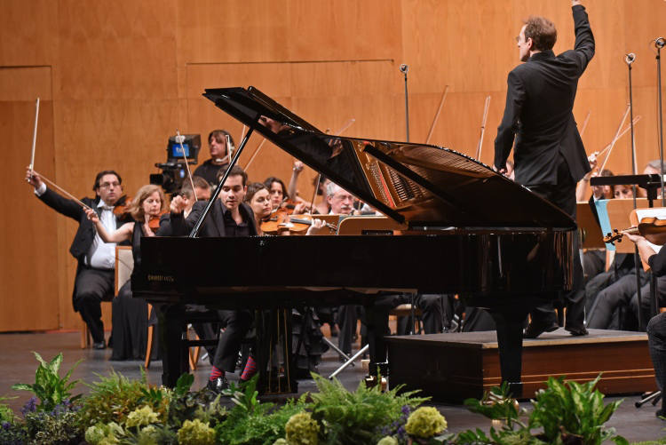 2015. Juan Pérez Floristán dirigido por Pablo González durante la final del XVIII Concurso Internacional de Piano de Santander.