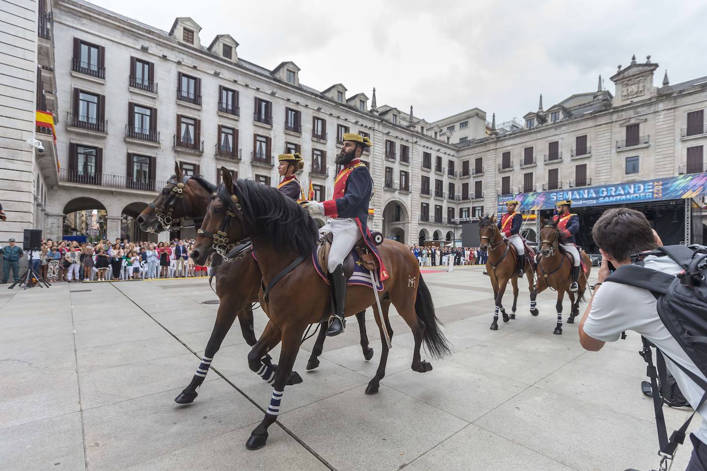 Fotos: La entrega de la bandera de España, en imágenes