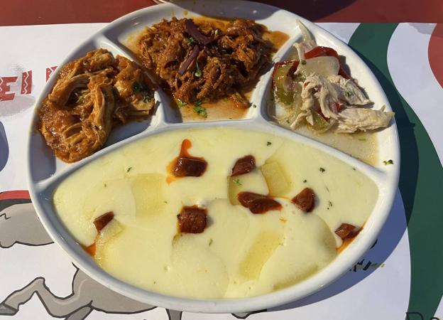 Cantina especial, selección de carnes y queso fundido.