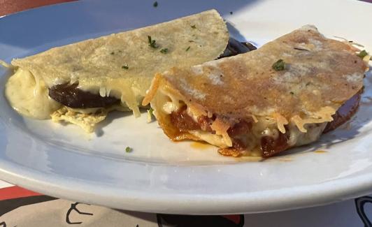 Quesadillas de champiñones y chorizo. 