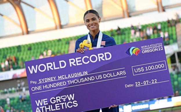 Sydney McLaughlin posa con el cheque recibido por su mejor marca mundial en 400 vallas. 