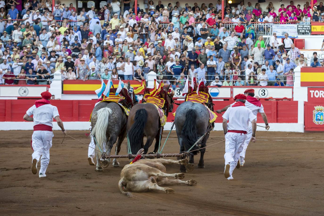 Fotos: La primera corrida de Feria, en imágenes