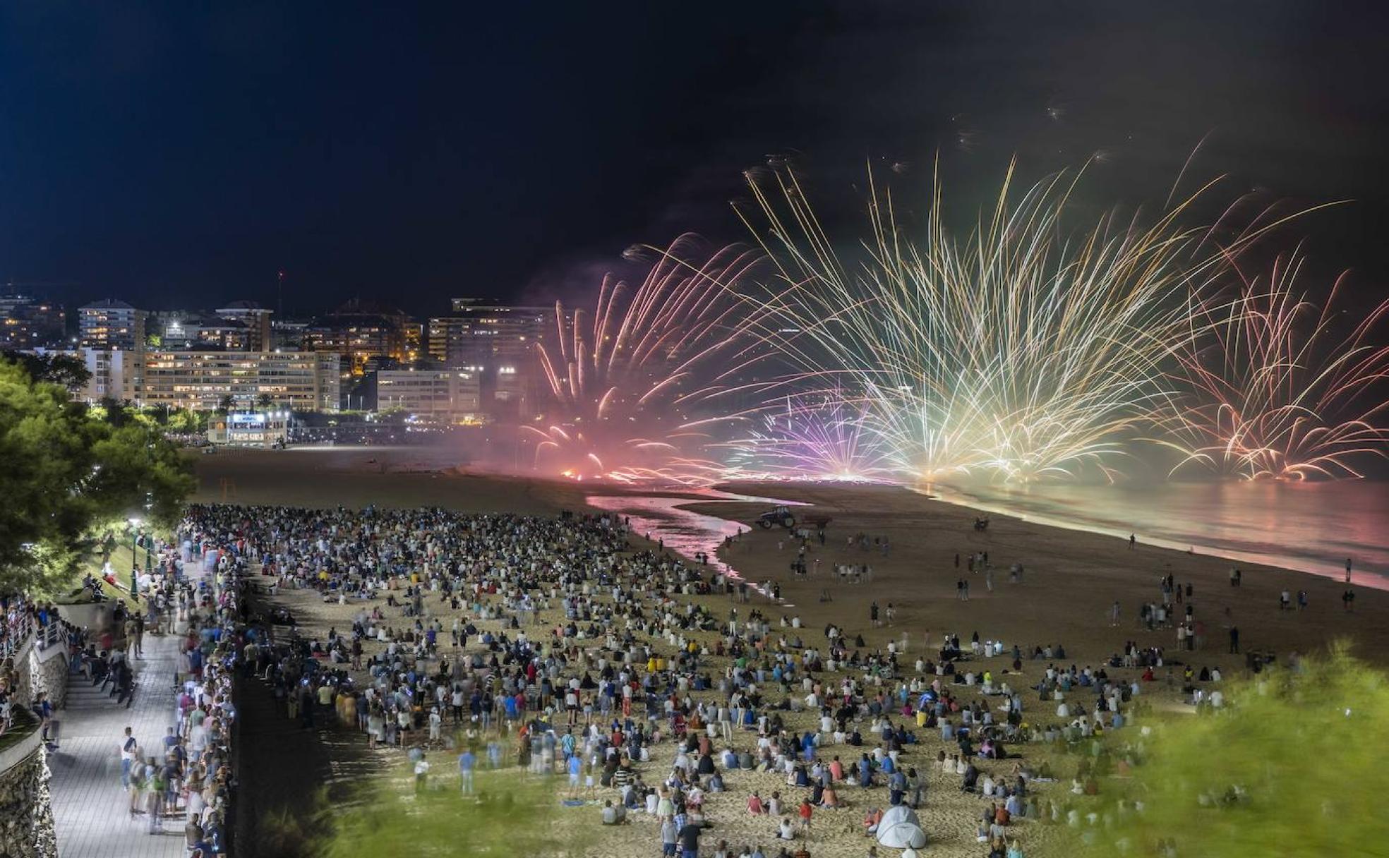 Los fuegos tiñen el cielo de las fiestas