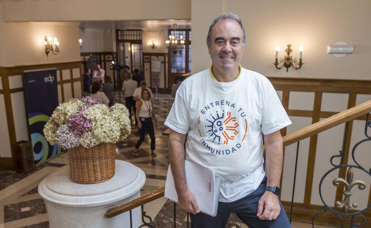 López Hoyos, en las escaleras del Palacio de La Magdalena, que acogió esta semana un ciclo de Inmunología en el marco de los Cursos de Verano de la UIMP.