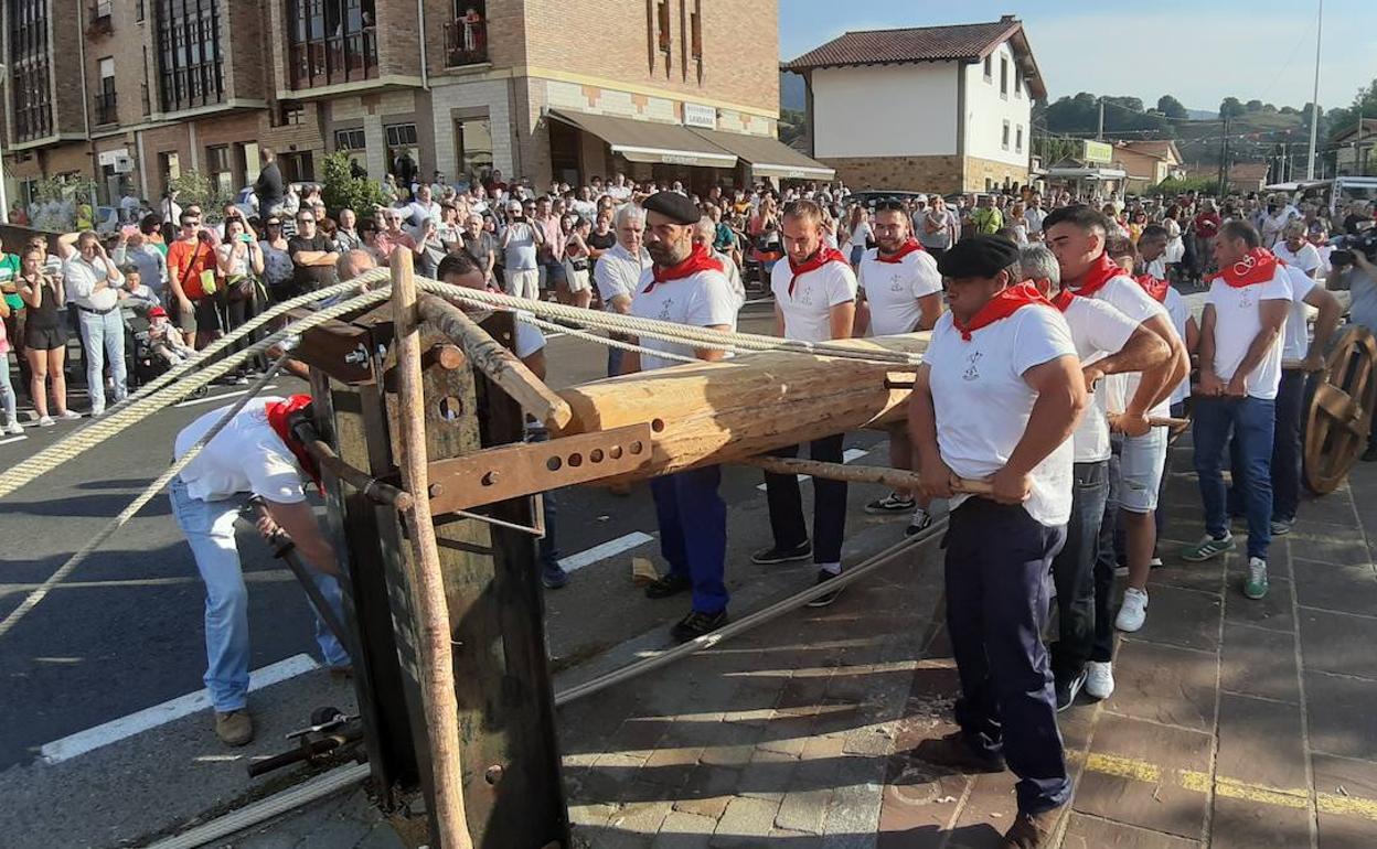 La Maya vuelve a presidir la plaza de Santiago en el pueblo de Silió