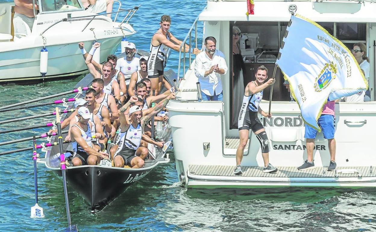 Los remeros de Pedreña festejan su triunfo en la Bandera de Santander. 