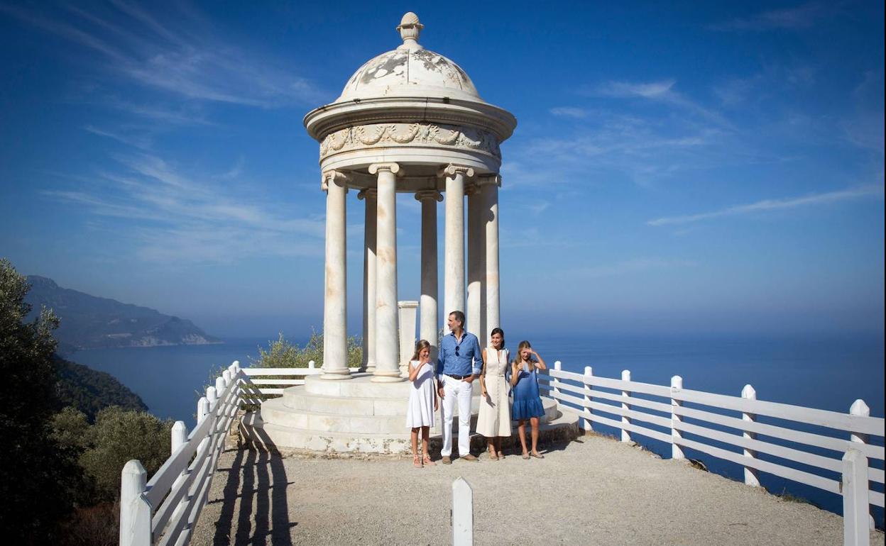 Los Reyes y sus dos hijas en Son Marroig en Deia, hace tres años.