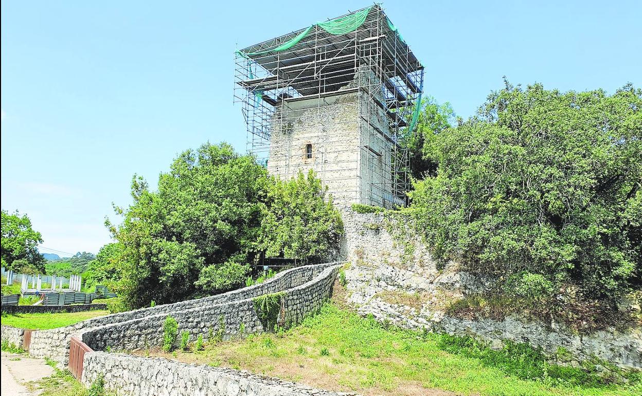 La torre medieval volverá a abrir sus puertas este verano con el armazón metálico y las mallas a su alrededor. 