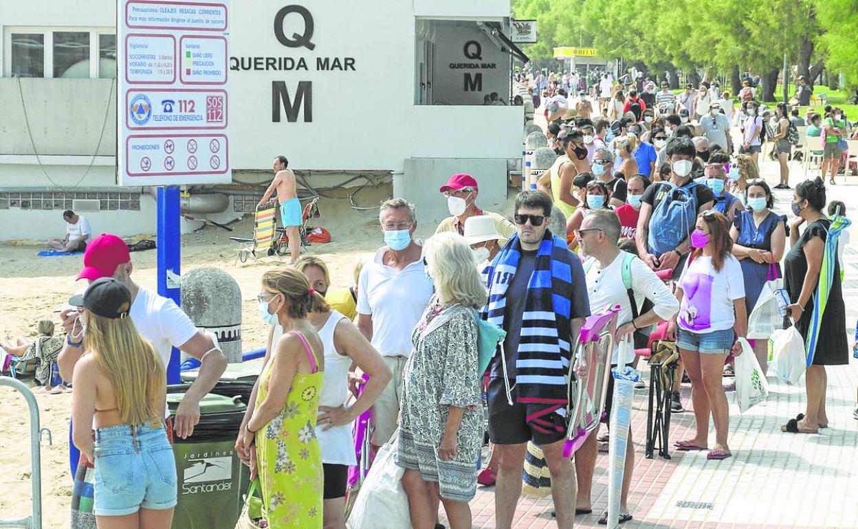 En julio del año pasado, la gente tenía que hacer cola para poder bajar a la playa. 