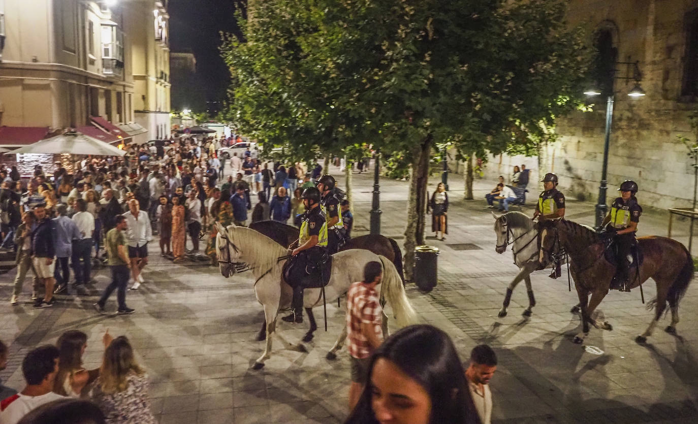 Fotos: Noche vigilada a caballo en Santander