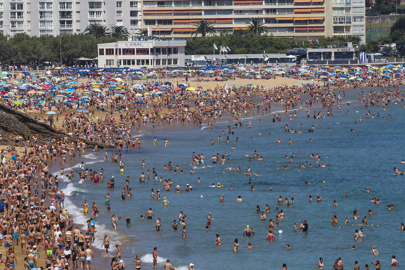 Fotos: Lleno hasta la bandera en las playas de Santander