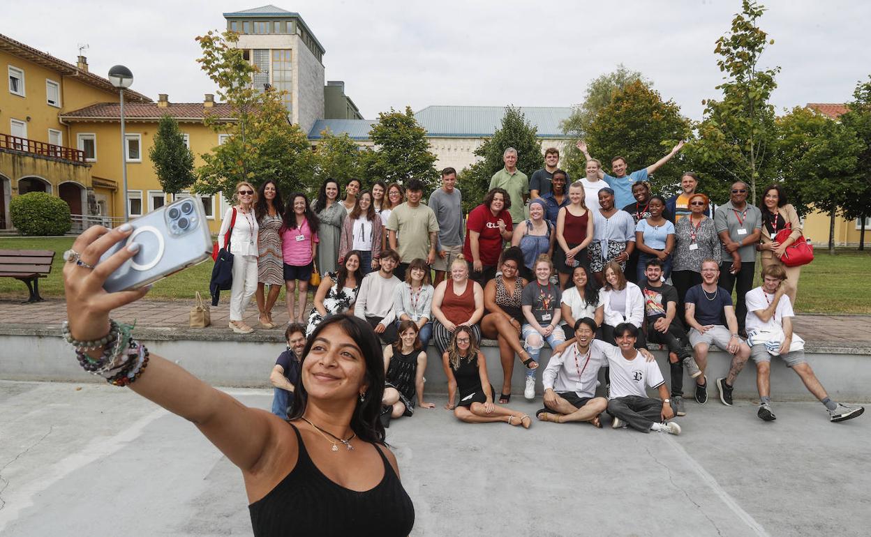 Una alumna de los cursos de español se hace un selfi junto a sus compañeros en Las Llamas.