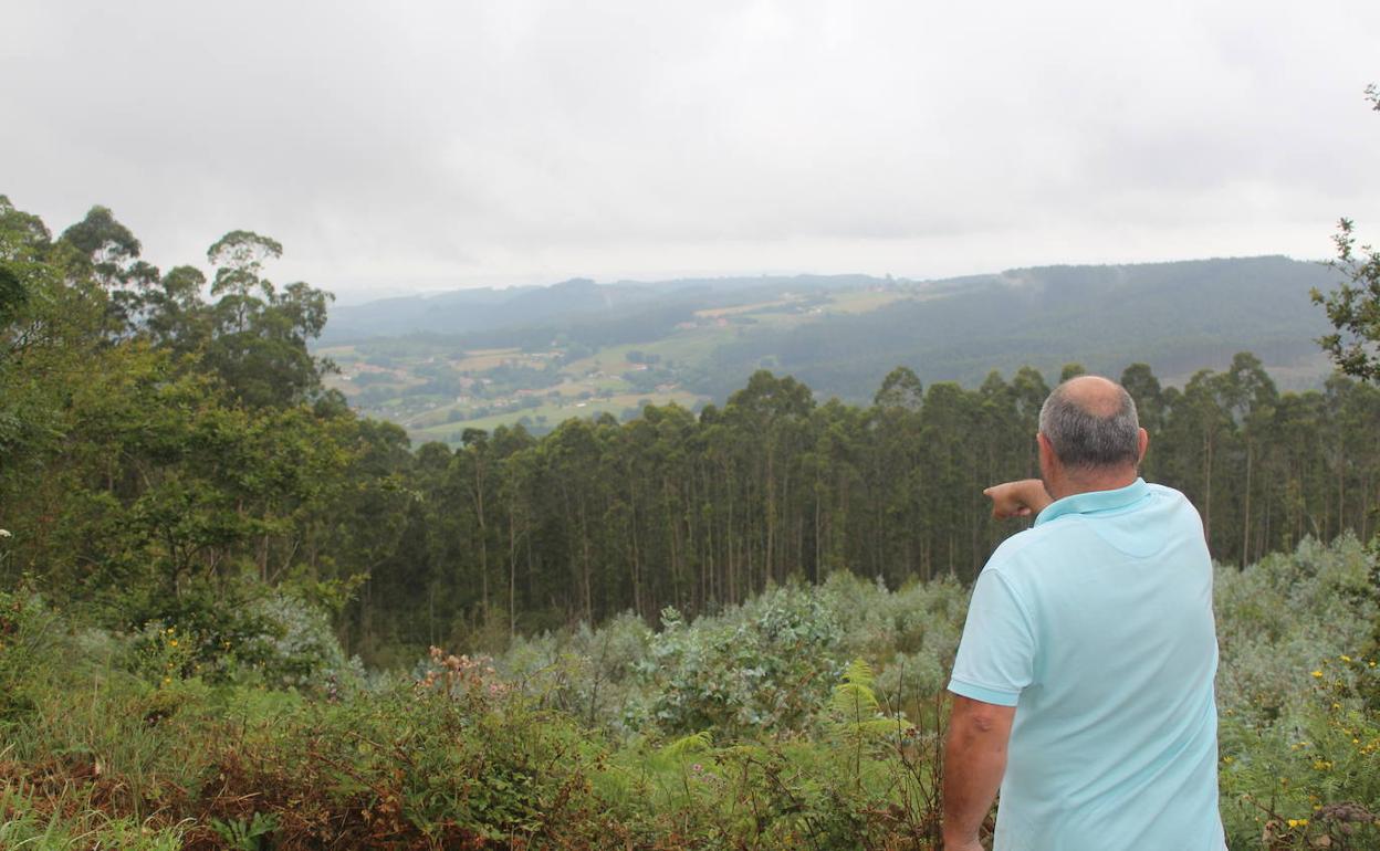 Uno de los afectados señala los terrenos donde se va a instalar la planta si recibe el visto bueno de Medio Ambiente.