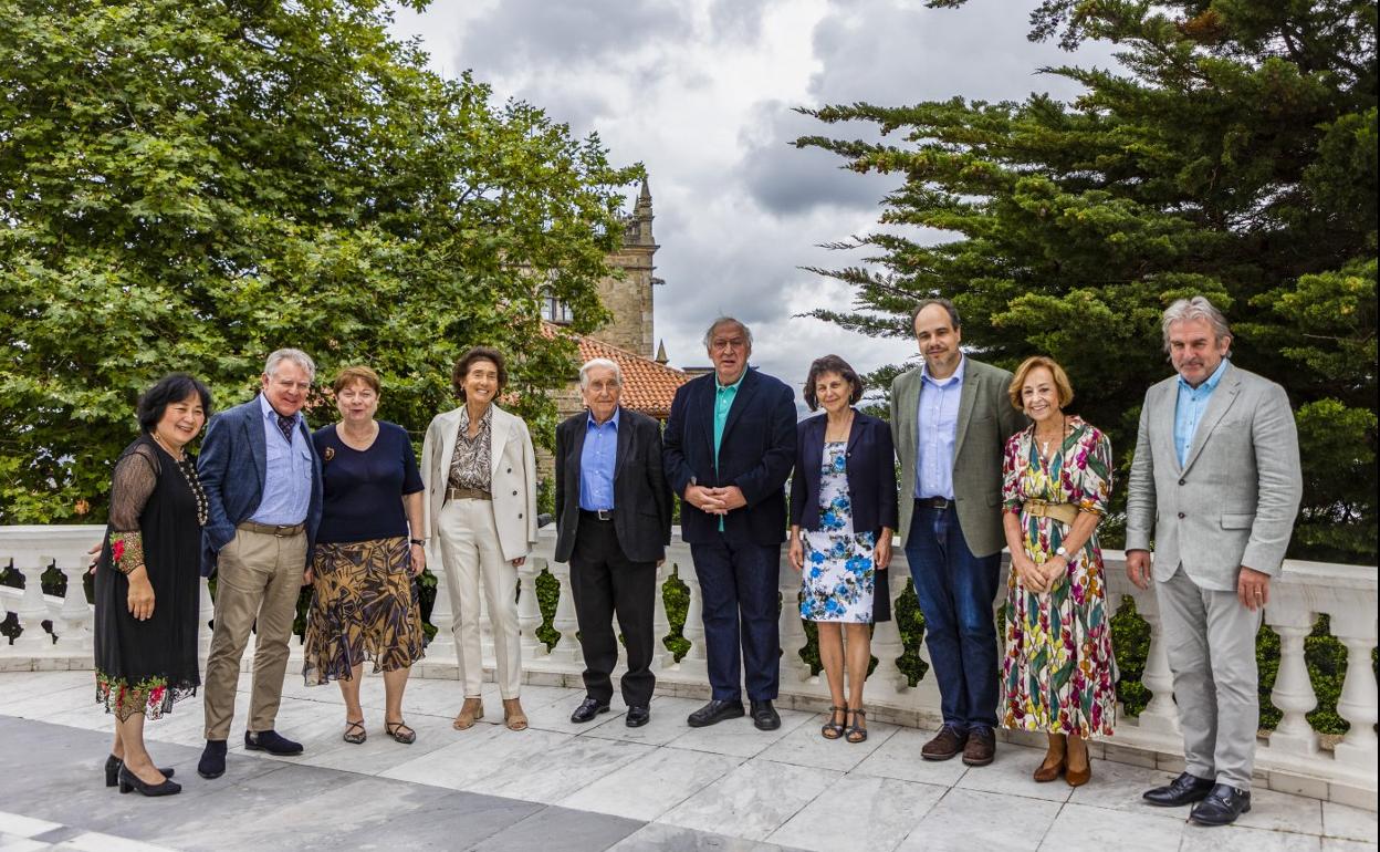 Los miembros del jurado Ebi, Sermet, Shereshvskaya,Achúcarro, Csaba, Gulyás, Martínez Mehner, Guijarro y Douglas posan con Paloma O´Shea.