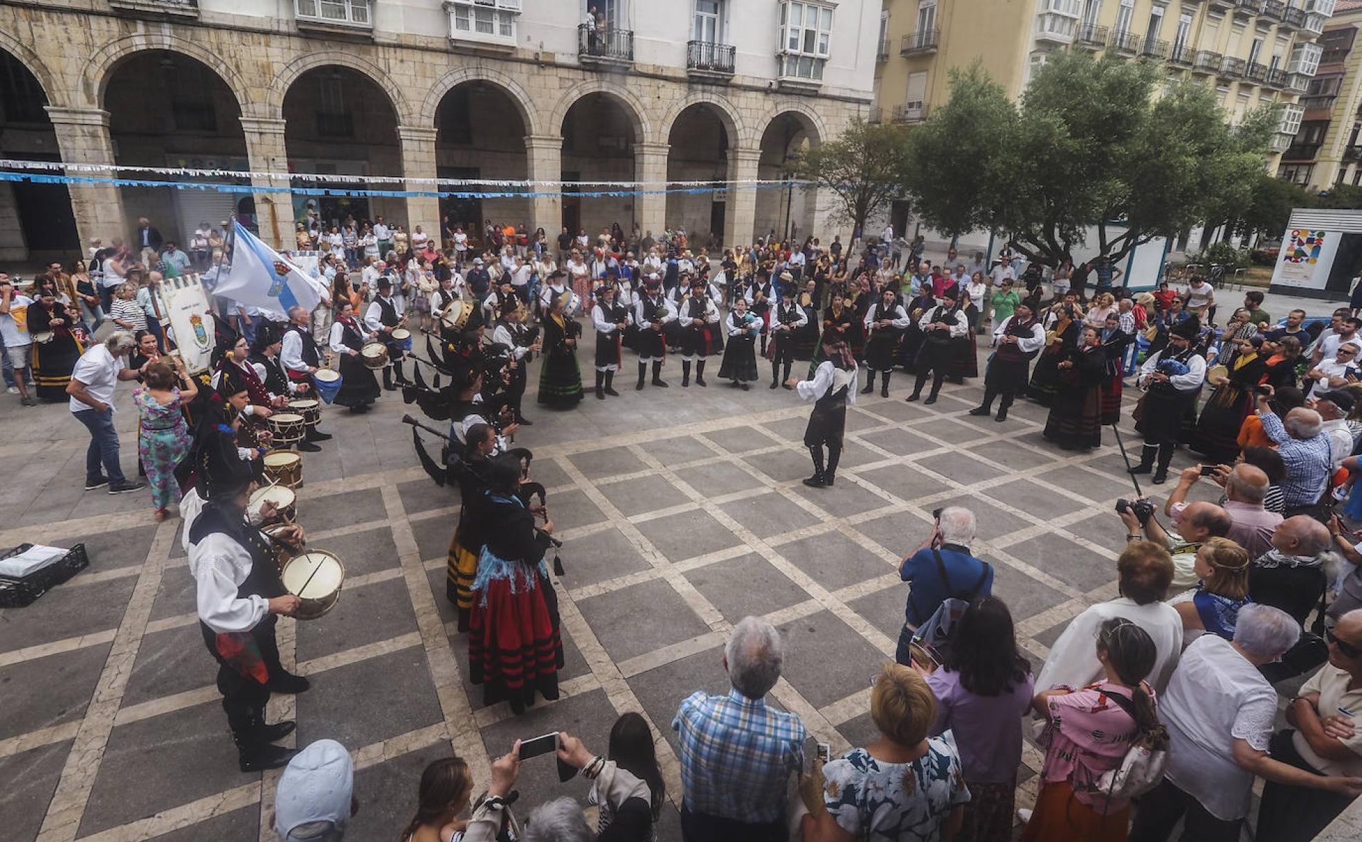Parada en la plaza Pombo con sonidos tradicionales.